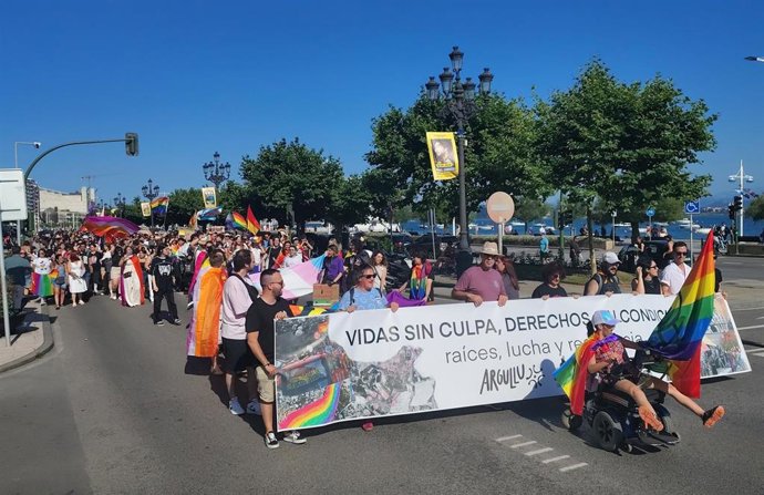 Centenares de personas claman en Santander por "vidas sin culpa" y "derechos sin condiciones" en el 'L'Argullu'
