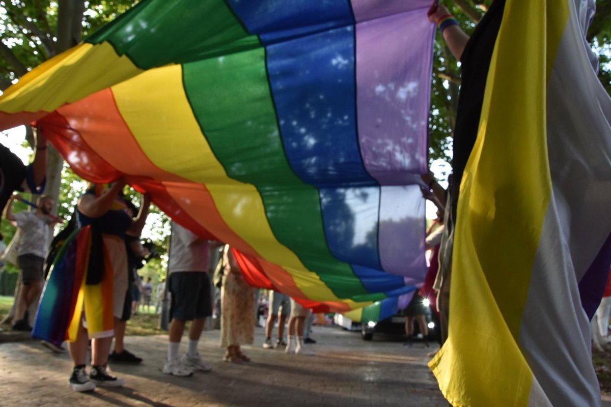La marcha del Orgullo en Mérida grita  ni un paso atrás  en derechos LGTBI en el mundo frente a la  oleada de fascismo 