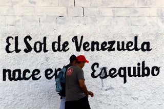 Archivo - Grafiti reivindicando la soberania venezolana del Esequibo.