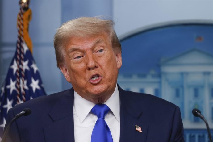 27 de junho de 2025, Washington, Distrito de Colúmbia, EUA: O presidente dos EUA, Donald Trump, fala durante uma coletiva de imprensa na Sala de Briefing James Brady na Casa Branca, em 27 de junho de 2025, em Washington D.C., após uma decisão da Suprema C