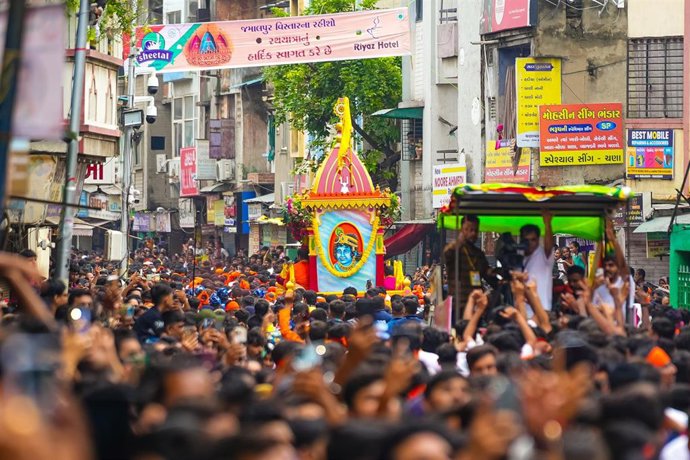 Devotos en el templo indio de Jagannath durante  Rath Yatra.