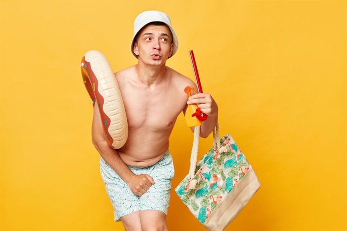 Archivo - Hombre preparado para ir a la playa con ganas de ir al baño.