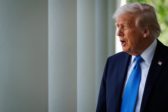 Archivo - 19 de maio de 2025, Washington, Distrito de Columbia, EUA: O presidente dos Estados Unidos, Donald J. Trump, e a primeira-dama, Melania Trump, saem do Salão Oval para uma cerimônia de assinatura da S. 146, a Lei Take It Down, no Rose Garden da C