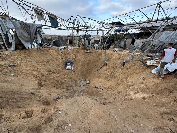 23 de junho de 2025, Khan Younis, Faixa de Gaza, Território Palestino: Palestinos inspecionam os danos, após os ataques israelenses durante a noite em casas e tendas improvisadas, na área de Mawasi em Khan Yunis, ao sul da Faixa de Gaza, em 23 de junho de