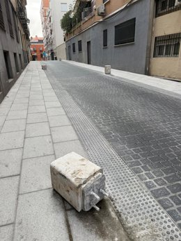 Un cubo caído en la calle San Hermenegildo tras el choque de un vehículo.
