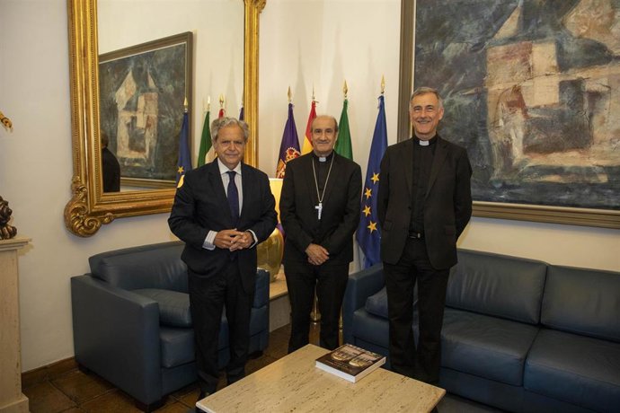 Visita institucional de monseñor Jesús Fernández al Palacio de la Merced.