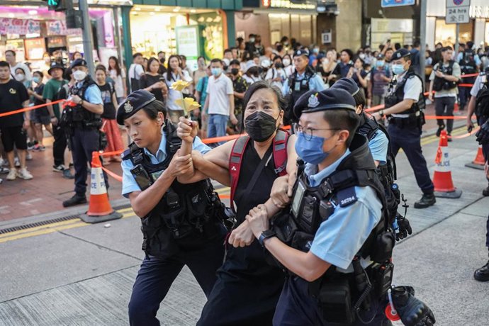 Archivo - Arquivo - 6 de abril de 2023, Hong Kong, China: Policiais detêm Chan Po-Ying, presidente da Liga dos Social-Democratas em Causeway Bay. O dia 4 de junho é o 34º aniversário da repressão na Praça Tiananmen, em Pequim, em 1989. Algumas pessoas em 