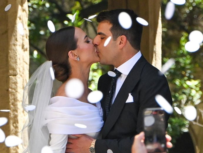 Nacho Boluda y Lucía Gutiérrez tras darse el sí quiero, a 28 de junio de 2025, en Santander (España)