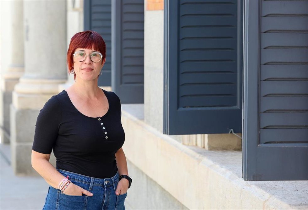 La diputada en el Congreso y dirigente de Més Compromís, gueda Micó, en las inmediaciones de la Cámara Baja durante una entrevista con Europa Press.