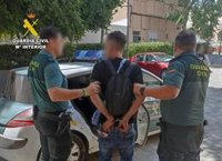 Un guardia civil fuera de servicio localiza y detiene a un delincuente dedicado a cometer hurtos en comercios