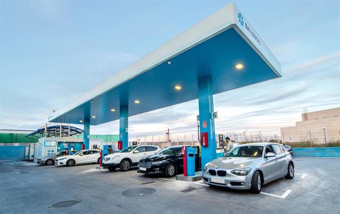 Archivo - El 36% de los españoles elige gasolineras 'low cost' para repostar sus vehículos, según Alphabet.