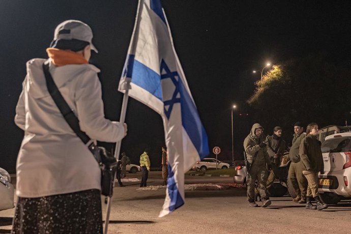 Archivo - Arquivo - 2 de janeiro de 2025, Sderot, Tel Aviv, Israel: Manifestante segura bandeira israelense. Colonos israelenses pedem assentamentos judaicos em Gaza em Sderot, na fronteira com Gaza.