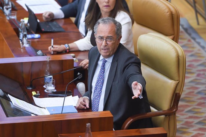 Archivo - El presidente de la Asamblea de Madrid, Enrique Ossorio, durante un pleno de la Asamblea de Madrid.
