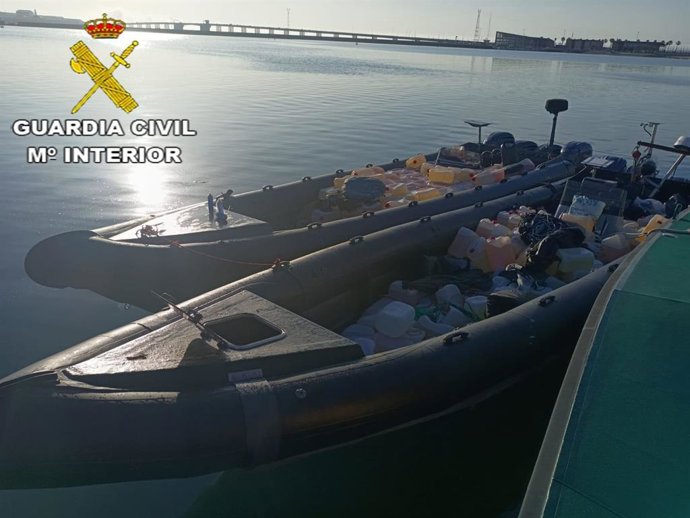 Dos embarcaciones de alta velocidad cargadas con combustible para narcolanchas.