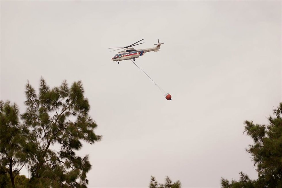 Archivo - Un helicóptero  del Infoca arroja agua sobre el incendio, a 7 de octubre de 2024, en Málaga, Andalucía (España).  
