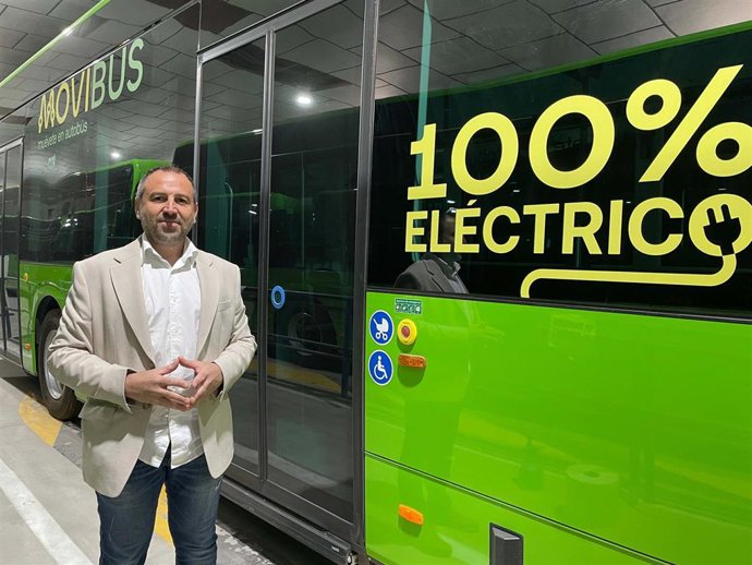 El director general de Movilidad y Transportes, José Antonio Verdú, junto a uno de los autobuses interurbanos.