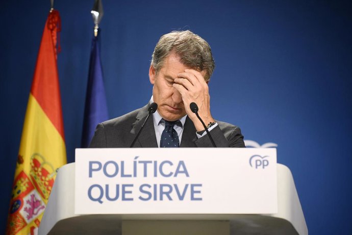 O presidente do Partido Popular, Alberto Núñez Feijóo, durante uma coletiva de imprensa na sede do PP em Gênova, em 12 de junho de 2025, em Madri (Espanha). Durante sua participação, Feijóo pediu a Sánchez que renunciasse e convocasse eleições depois de