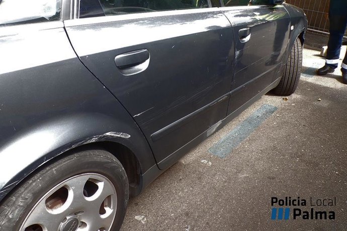 Imagen del turismo afectado tras el accidente provocado por el conductor de una furgoneta en Palma