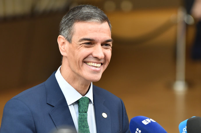 El presidente del Gobierno, Pedro Sánchez, ofrece declaraciones a los medios tras participar en una reunión del Consejo Europeo, a 26 de junio de 2025, en Bruselas (Bélgica). Durante sus declaraciones, ha hablado sobre el aval definitivo de la Ley de Amni