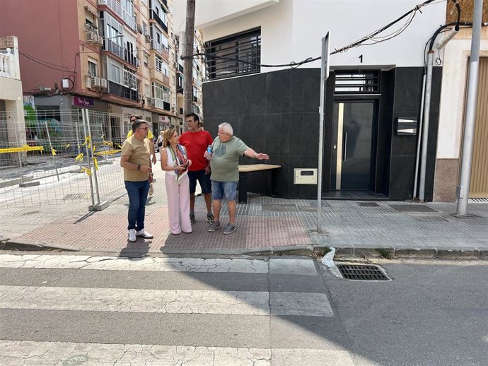 El concejal del PSOE Jorge Quero y la viceportavoz municipal socialista, Begoña Medina, en la zona de Huelin