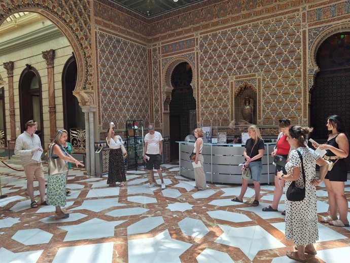 Visita al Casino de Murcia de los componentes del viaje de familiarización que recorre la Región de Murcia.