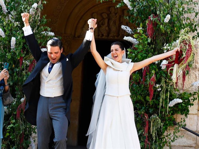 Ana de Miguel y Álvaro Aguiar se dan el sí quieroacompañado de amigos y familiares, a 28 de junio de 2025, en Segovia (España)