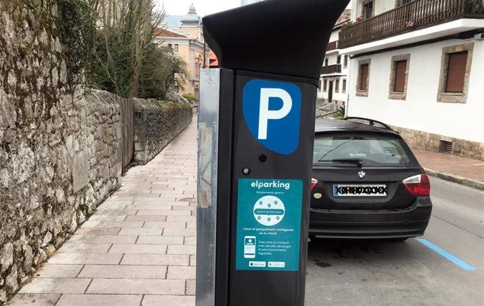 Archivo - Parquímetro de zona azul en Llanes
