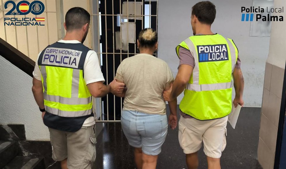 La Policía Nacional, en colaboración con la Policía Local, detiene a tres personas y desarticula un grupo criminal itinerante de carteristas dedicado al hurto y estafa en Palma
