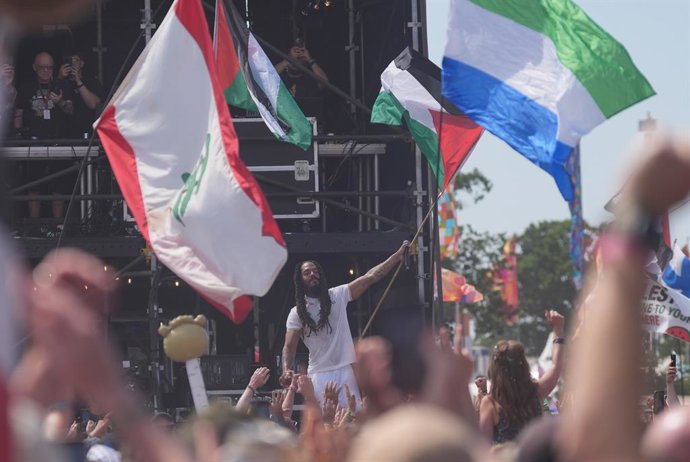 28 de junho de 2025, Reino Unido, Glastonbury: A dupla punk inglesa Bob Vylan se apresenta no West Holts Stage durante o Glastonbury Festival em Worthy Farm, Somerset. Foto: Yui Mok/PA Wire/dpa