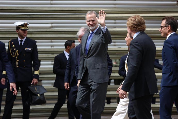 Archivo - El Rey Felipe VI saluda a la gente a su llegada al acto de proclamación del premio princesa de Girona 2025