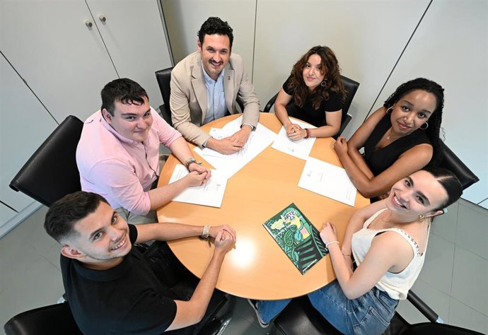 El diputado de Juventud, Roberto González, reunido con representantes del I Foro Provincial de Juventud