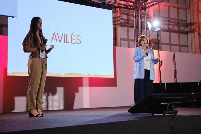 La alcaldesa de Avilés, Mariví Monteserín, y la directora de I+D+i de Sialtrónica, Lorena Turrado, durante el encuentro anual de alcaldes y alcaldesas con la innovación de la Red Innpulso.