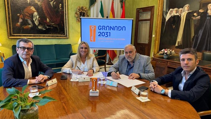 Cadena COPE rubrica adhesión a la candidatura de Granada como Capital Europea de la Cultura en 2031 en un acto al que han asistido,entre otros, el director provincial, Gabino García, y la alcaldesa de Granada, Marifrán Carazo.