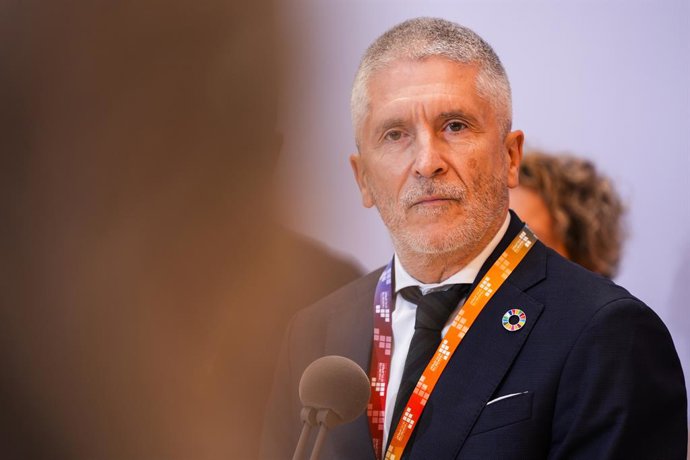 O Ministro do Interior, Fernando Grande-Marlaska, fala com a mídia após a reunião plenária do Centro de Coordenação (Cecor) das forças policiais que fornecerão segurança para a IV Conferência Internacional de Belas Artes em Madri.