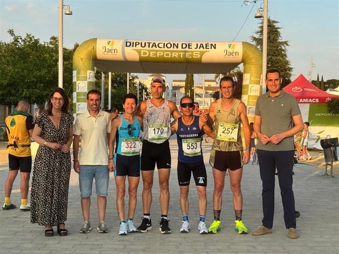 El vicepresidente primero y diputado de Relaciones Institucionales, Juan Latorre, acompañado de la diputada de Cultura y Deportes, África Colomo, en la XXV Carrera Urbana de Arjona.