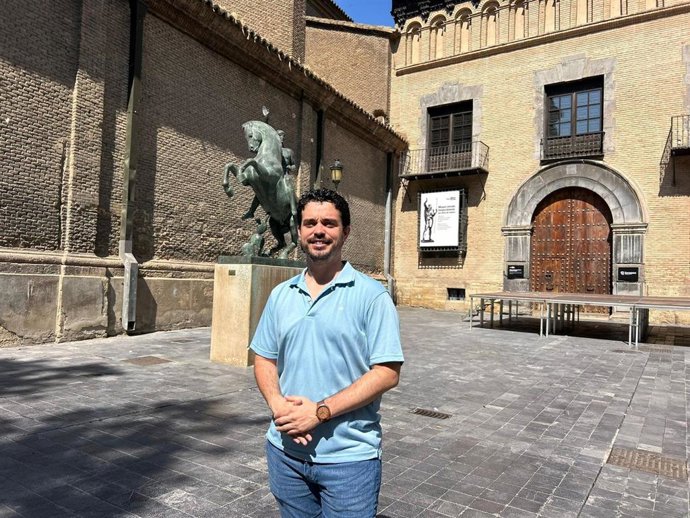 El diputado socialista Darío Villagrasa este domingo frente al museo Pablo Gargallo de Zaragoza.