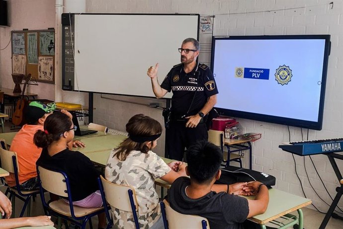 La Policía Local duplica el número de charlas en centros escolares en un año