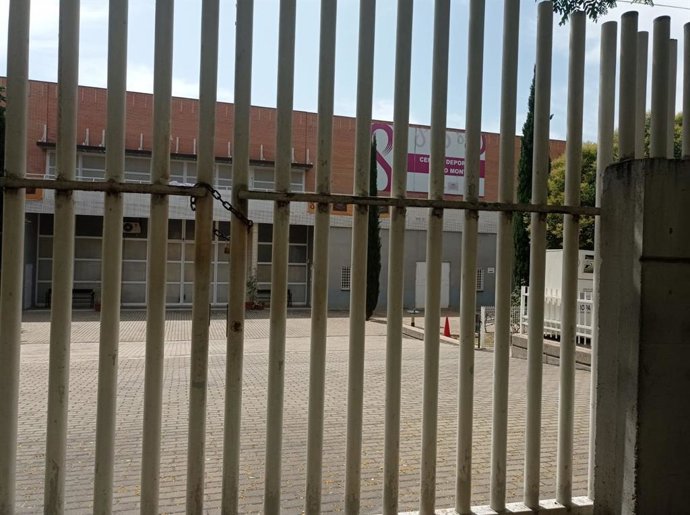 Pabellón de Pino Montano cerrado ayer a las 12.30 de la mañana, según el PSOE.