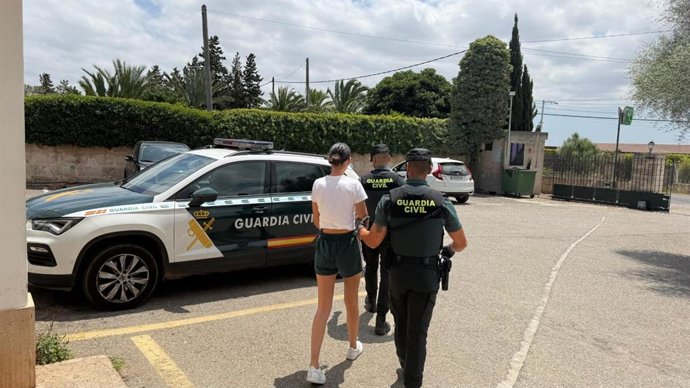Agentes de la Guardia Civil en la detención de una de las mujeres acusadas de hurto en establecimientos comerciales en Llucmajor