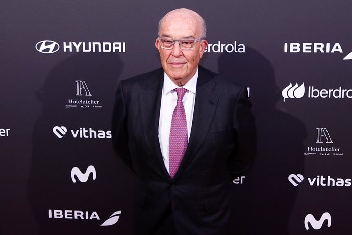 Archivo - Carmelo Ezpeleta poses for photo during the Photocall of the XVIII Premios AS del Deporte 2024 celebrated at the Palacio Neptuno on December 2, 2024, in Madrid, Spain.