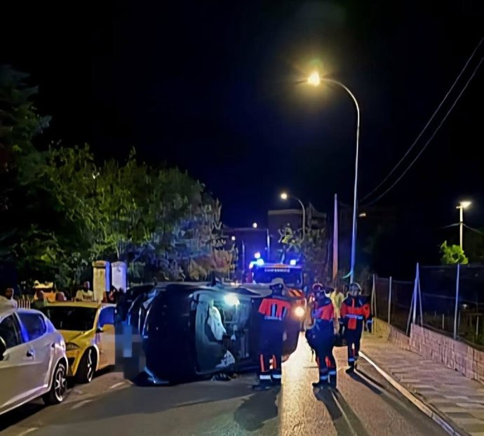 El coche volcado en la calle Antonio Maura de la capital conquense.
