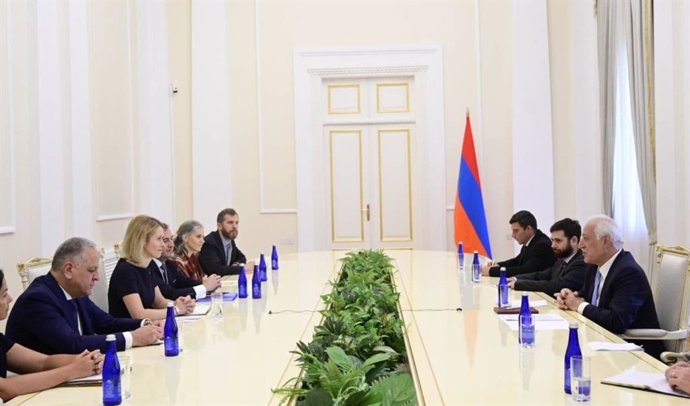 La alta representante de la UE para política exterior, Kaja Kallas, con el presidente de Armenia, Vahagn Jachaturián, a 29 de junio de 2015