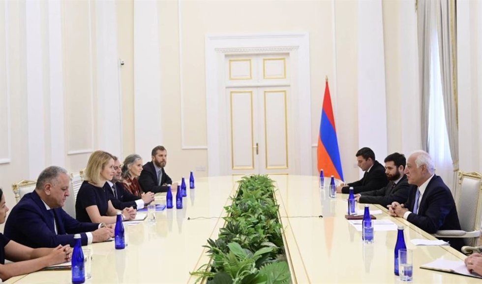 La alta representante de la UE para política exterior, Kaja Kallas, con el presidente de Armenia, Vahagn Jachaturián, a 29 de junio de 2015
