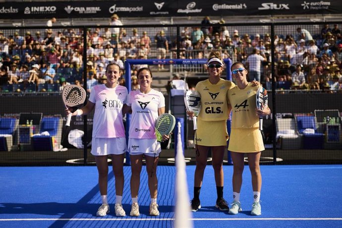 Archivo - Ariana Sánchez y Paula Josemaría y Bea González y Claudia Fernández en la semifinal femenina del Premier Pádel P2 en Valladolid.