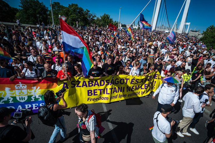 28 de junho de 2025, Budapeste, Budapeste, Hungria: Multidões passando pela ponte Elisabet durante a 30ª edição da Budapest Pride, imagem: 1016095006, Licença: Rights-managed, Restrictions: , Model Release: não, Linha de crédito: Daniel Alfoldi / Zuma Pre