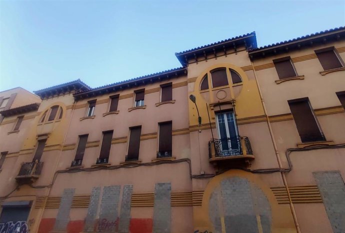 Fachada del antiguo geriátrico San Jorge, cerrado desde hace 17 años, según apunta CHA, que reclama al Gobierno de Aragón y el Ayuntamiento de Zaragoza asumir su gestión para reabrirlo.