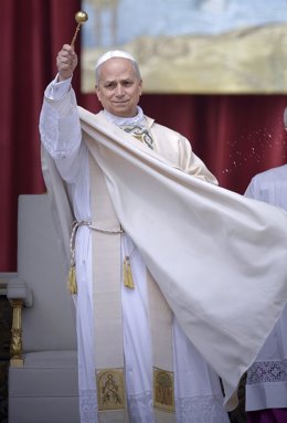 Archivo - El Papa León XIV durante la misa de inicio de su Pontificado, en la plaza de San Pedro, en la plaza de San Pedro, a 17 de mayo de 2025, en Ciudad del Vaticano. Con esta ceremonia se marca el inicio del ministerio petrino del estadounidense Rober