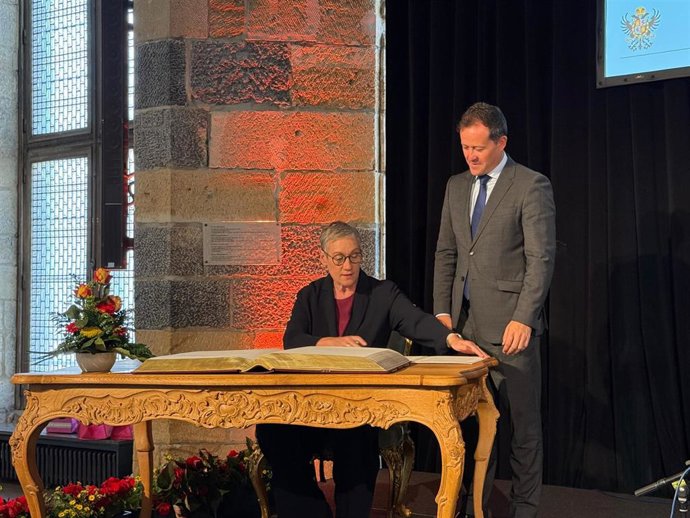 La burgomaestre de Aquisgrán, Sibylle Keupen, firma la renovación del hermanamiento con Toledo en presencia de su alcalde, Carlos Velázquez.