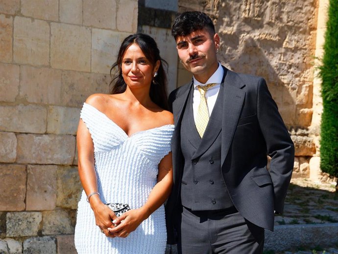 LARA TRONTI Y HUGO PÉREZ EN LA BODA DE ANA DE MIGUEL