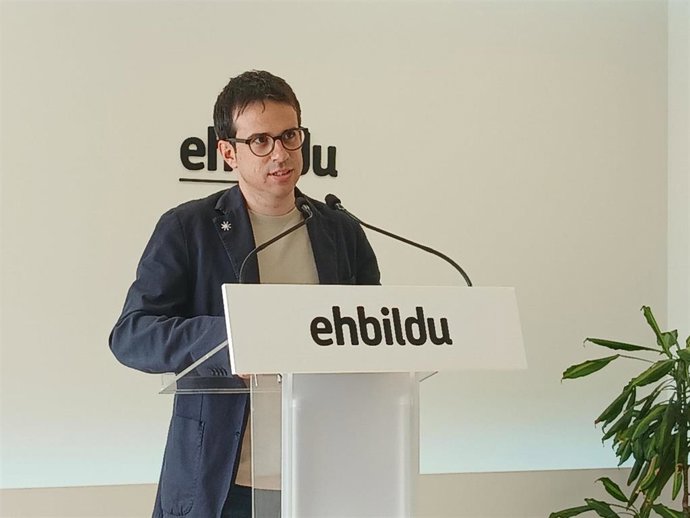 El portavoz de EH Bildu, Pello Otxandiano, en rueda de prensa en Bilbao.
